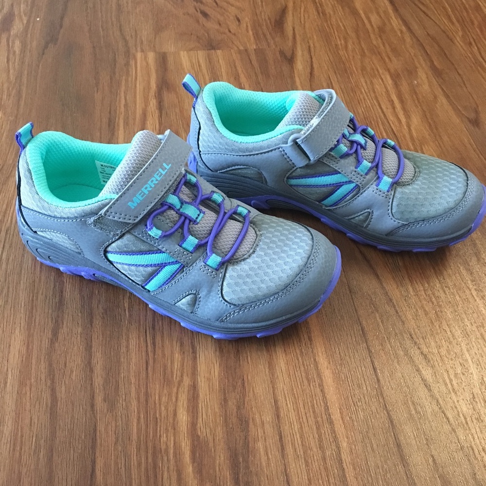 Low hiking shoe